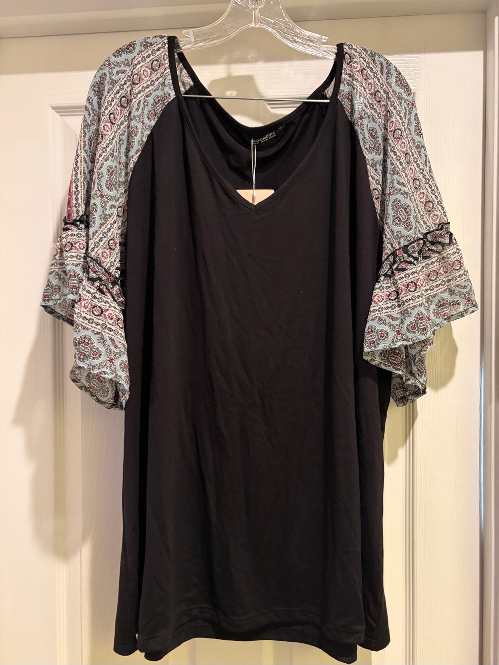 BloomChic Black Top with Pattern Short Sleeves Size 22-24